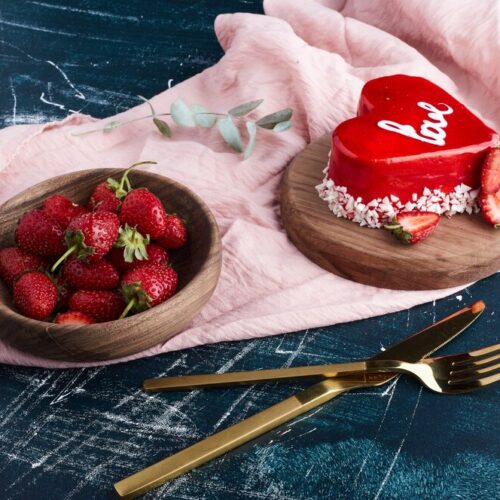 valentine-cake-heart-shape_114579-17108